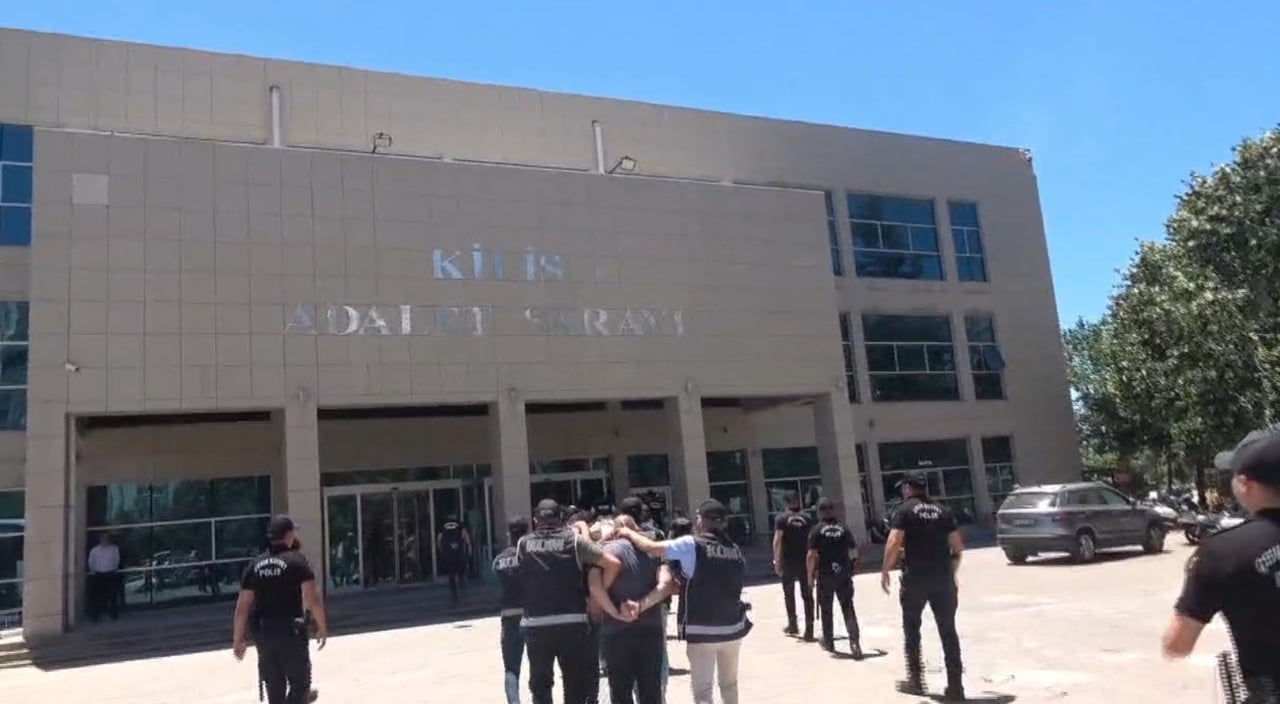 KİLİS'TE POLİS EKİPLERİ TARAFINDAN BİR SUÇ ÖRGÜTÜNE YÖNELİK DÜZENLENEN OPERASYONDA GÖZALTINA...