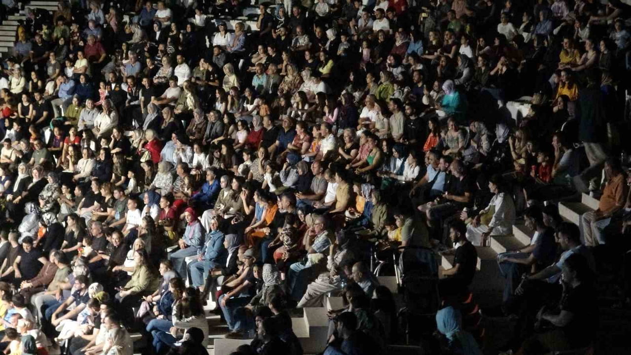 KİLİS'TE "SINIRDAN SESLER KOROSU" KONSERİNE YOĞUN İLGİ