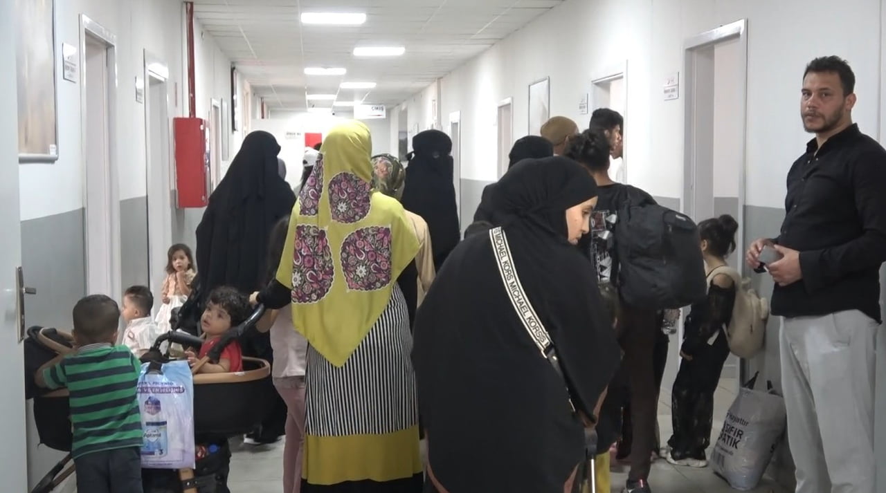 KİLİS ÖNCÜPINAR GÜMRÜK KAPISI GÖNÜLLÜ GERİ DÖNÜŞ MERKEZİ'NDE YOĞUNLUK DEVAM EDİYOR