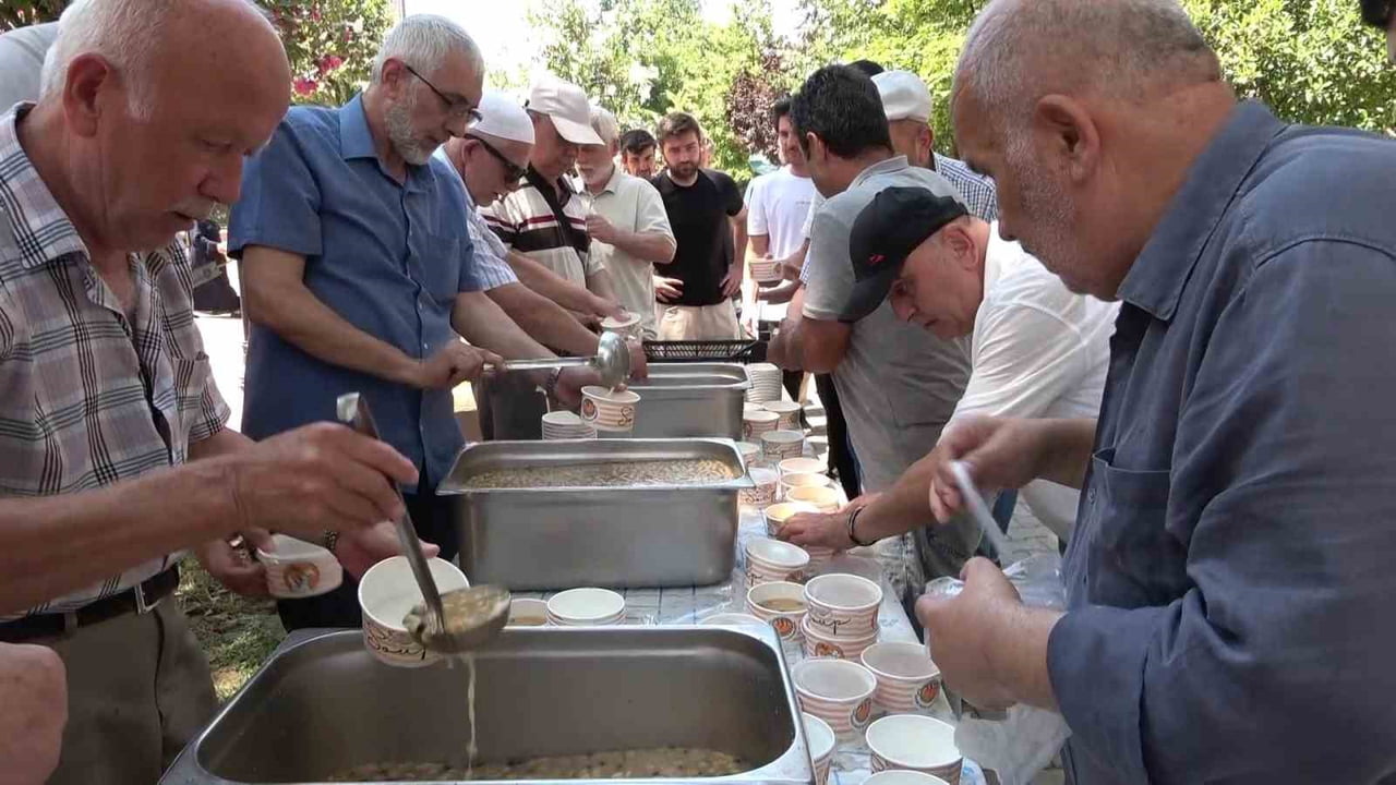 KİREMİTÇİ SİNANBEY CAMİİ TAMİR VE YAŞATMA DERNEĞİ  TARAFINDAN  CUMA NAMAZI SONRASI AŞURE İKRAM...