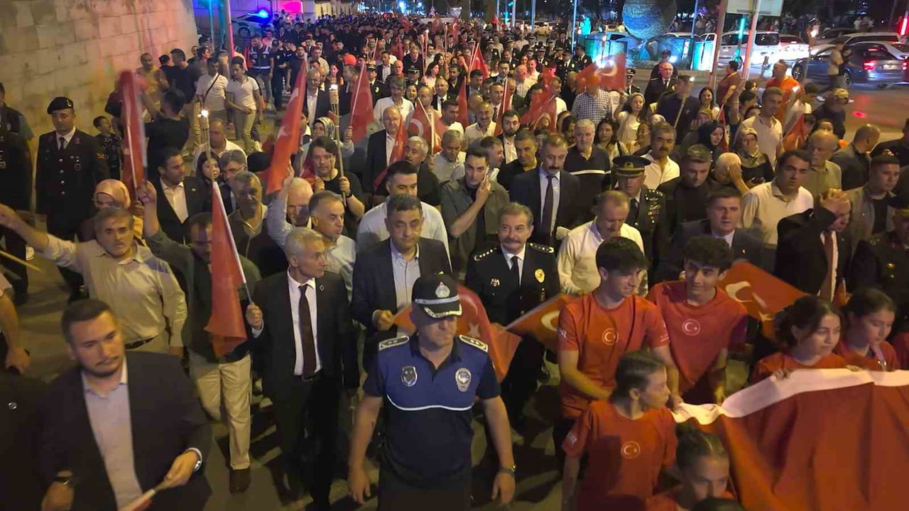 KIRIKKALE'DE 15 TEMMUZ DEMOKRASİ VE MİLLİ BİRLİK GÜNÜ DOLAYISIYLA VATANDAŞLAR, TÜRK BAYRAKLARIYLA...