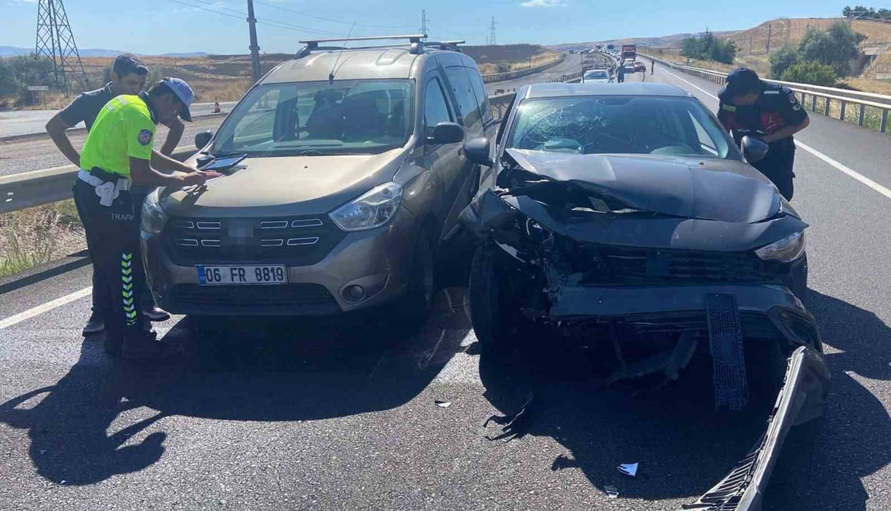 KIRIKKALE'DE 4 ARACIN KARIŞTIĞI ZİNCİRLEME TRAFİK KAZASINDA AYNI AİLEDEN 2'S İ ÇOCUK, 4 KİŞİ...