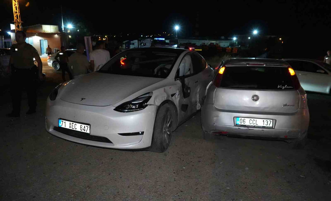 KIRIKKALE'DE İKİ OTOMOBİLİN ÇARPIŞMASI SONUCU 4 KİŞİ YARALANDI