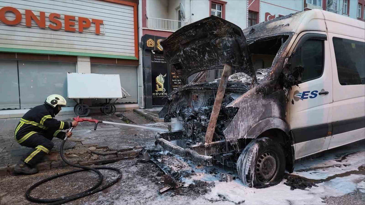 KIRIKKALE'DE PARK HALİNDEKİ MİNİBÜSÜN MOTOR BÖLÜMÜNDE ÇIKAN YANGIN, İTFAİYE EKİPLERİNİN...
