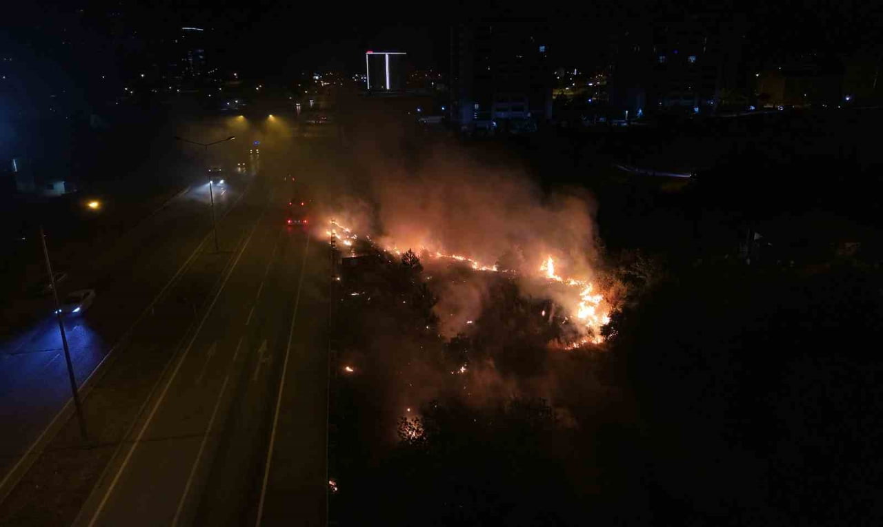 KIRIKKALE'DE ŞEHİRLER ARASI KARA YOLU KENARINDAKİ KURU OTLARIN TUTUŞMASI SONUCU ÇIKAN YANGIN...