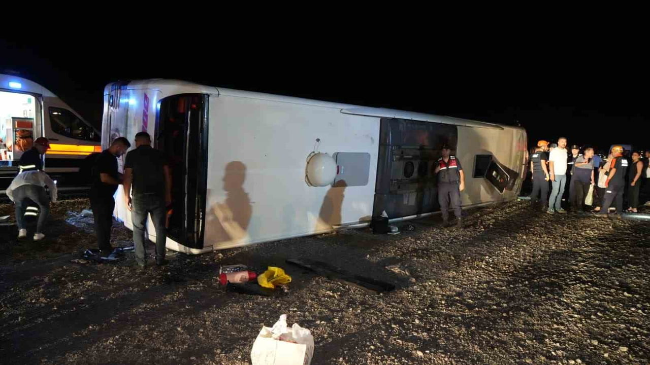 KIRIKKALE'DE ŞEHİRLER ARASI YOLCU OTOBÜSÜNÜN DEVRİLMESİ NETİCESİNDE MEYDANA GELEN KAZADA ÇOK...