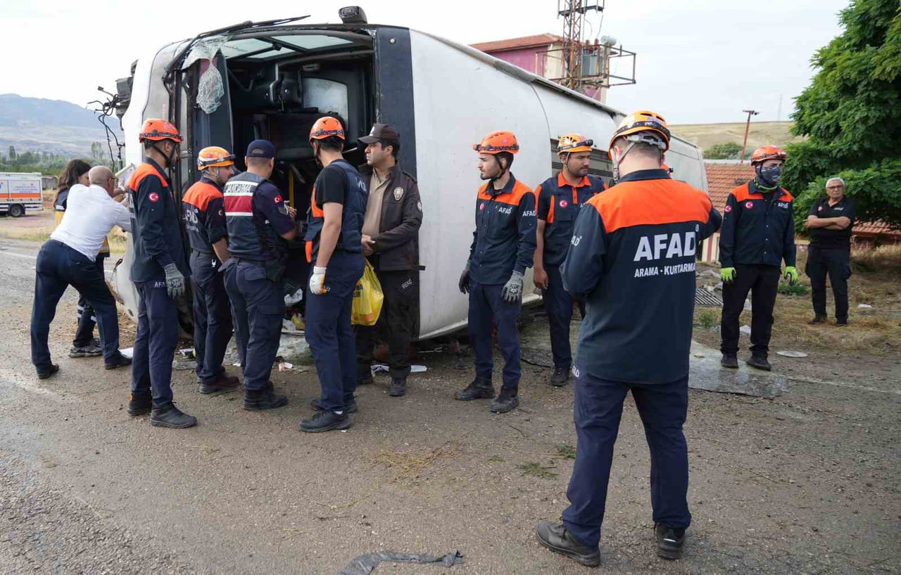 KIRIKKALE'DE SÜHA FİRMASINA AİT YOLCU OTOBÜSÜNÜN DEVRİLMESİ SONUCU AĞIR YARALANANA 92 YAŞINDAKİ...