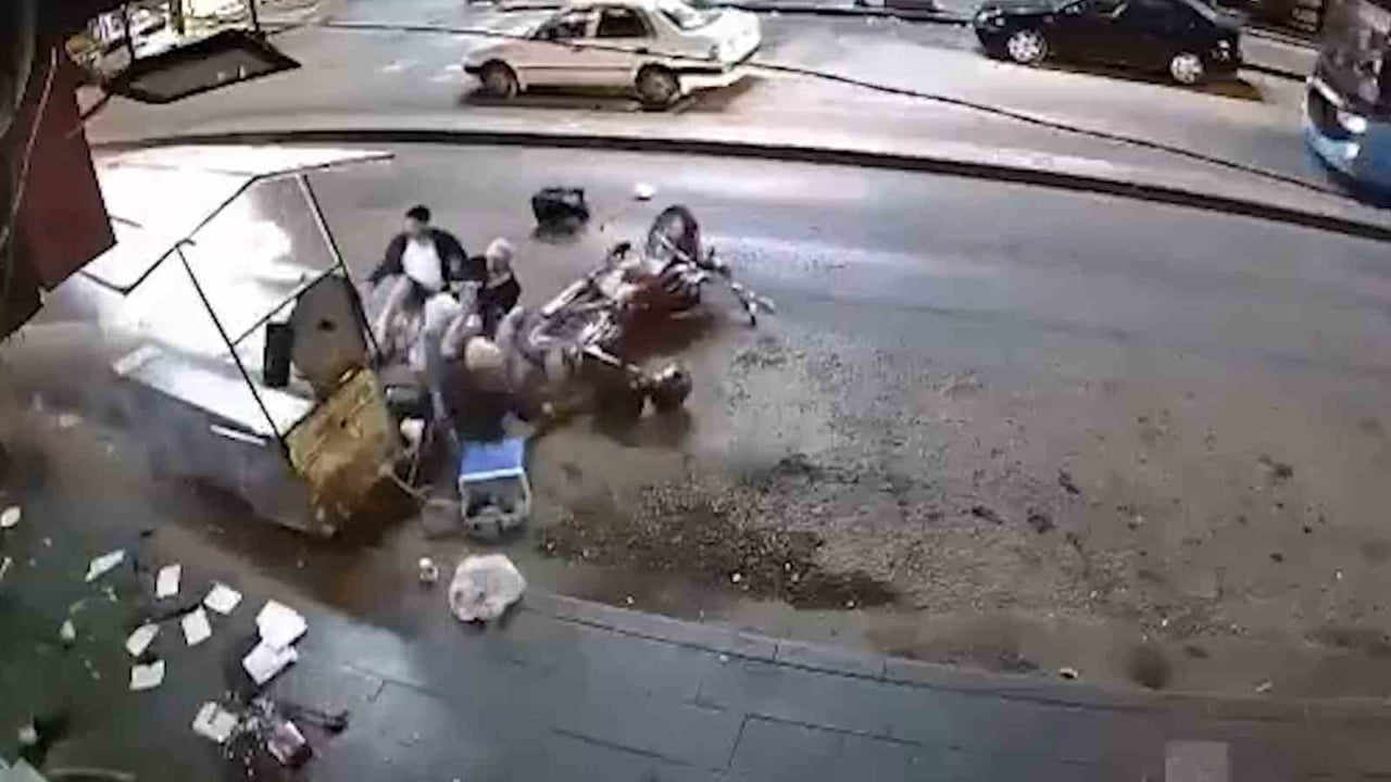 KIRIKKALE'DE TERS YÖNDEN GİRDİĞİ SOKAKTAN GERİ MANEVRA YAPARAK ÇIKMAK İSTEYEN OTOMOBİLİN KOKOREÇ...