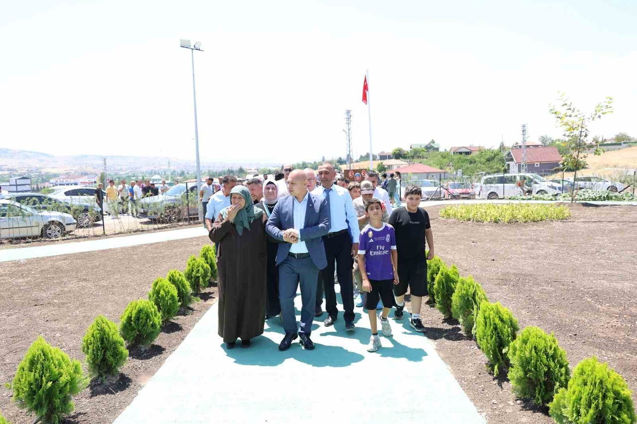 KIRIKKALE BELEDİYE BAŞKANI AHMET ÖNAL, ŞEHİT ANNESİ AYTEN IŞIKLI İLE BİRLİKTE PARKIN AÇILIŞINI...