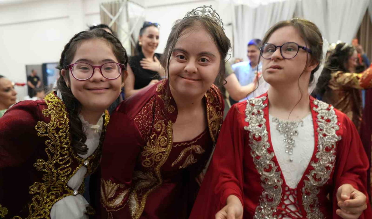 KIRIKKALE’DE DOWN SENDROMLU GENÇ KIZLARIN KINA GECESİ HAYALİ, DÜZENLENEN TEMSİLİ PROGRAMLA...
