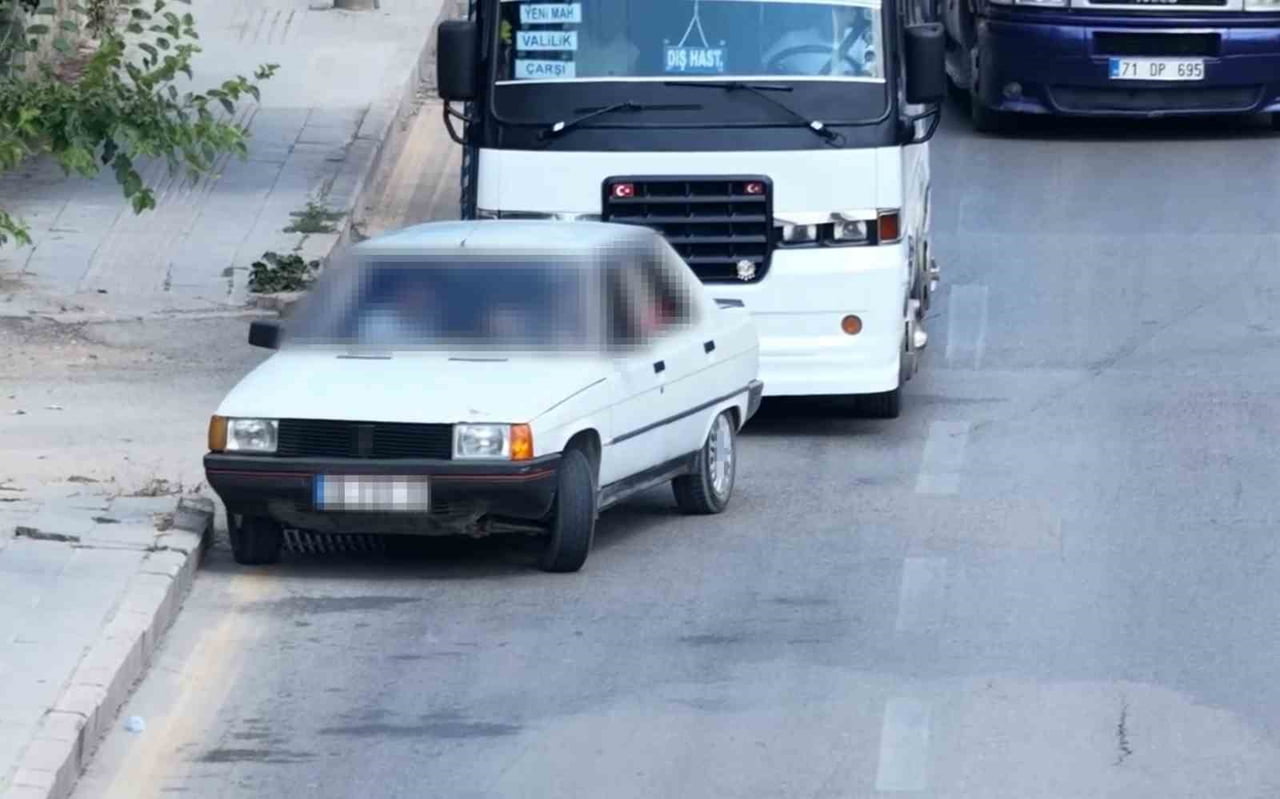 KIRIKKALE’DE DRON DESTEKLİ TRAFİK UYGULAMASINDAN KAÇMAYA ÇALIŞAN EHLİYETSİZ SÜRÜCÜ İLE ARACINI...