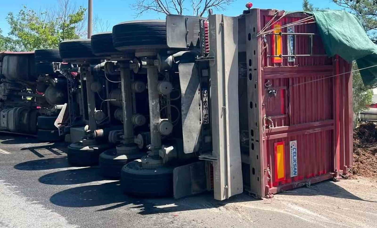 KIRIKKALE’DE ORMAN EMVALİ YÜKLÜ TIRIN DEVRİLMESİ SONUCU MEYDANA GELEN TRAFİK KAZASINDA SÜRÜCÜ...