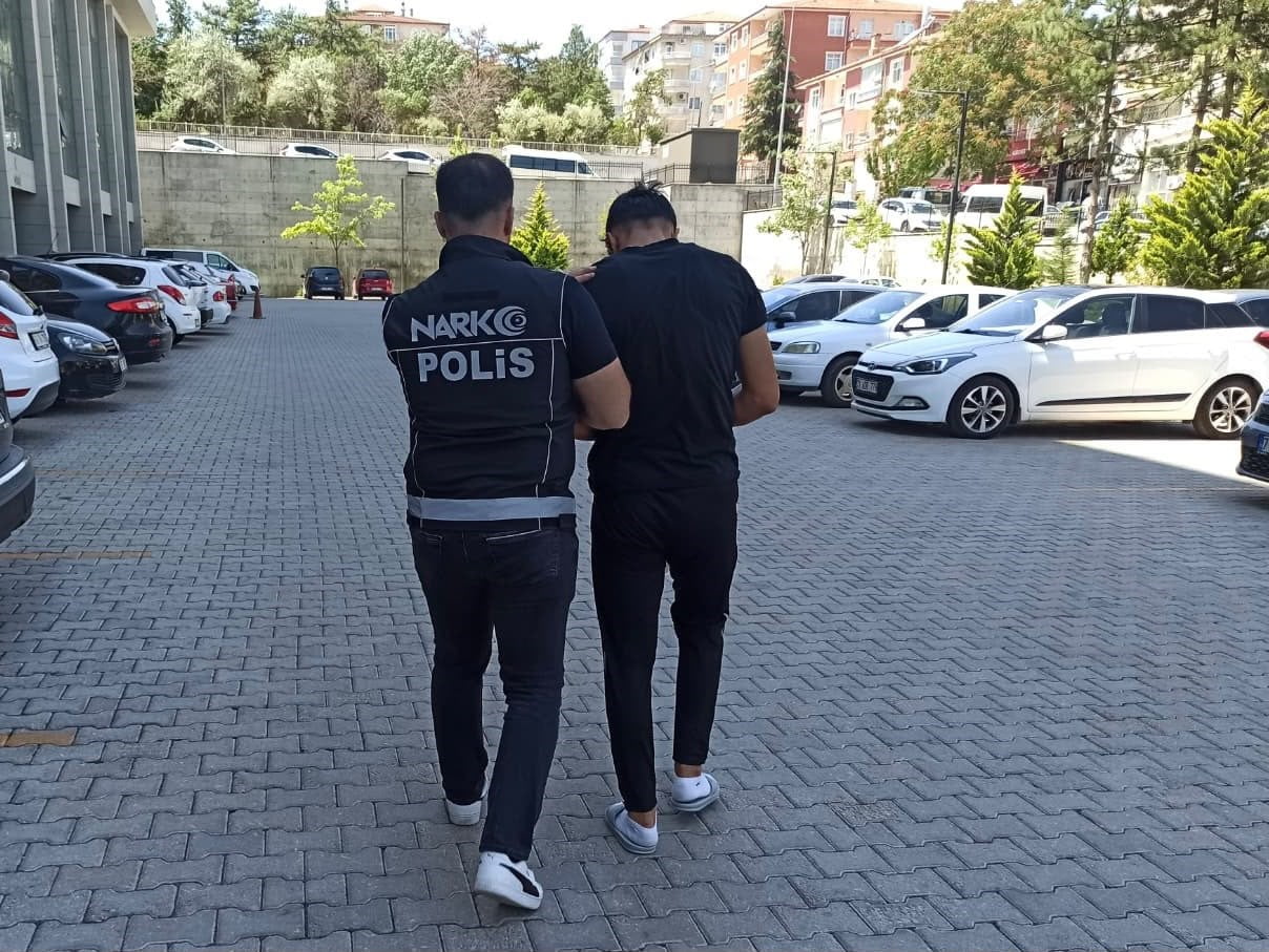 KIRIKKALE’DE POLİS EKİPLERİNCE DÜZENLENEN OPERASYONDA ÜZERİNDE 377 ADET SENTETİK UYUŞTURUCU HAP...