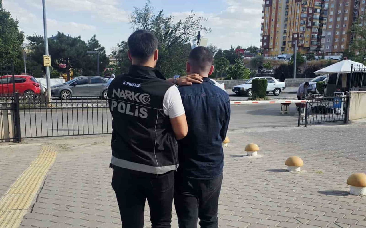 KIRIKKALE’DE POLİS EKİPLERİNİN BİR EVE DÜZENLEDİĞİ OPERASYONDA 178 ADET SENTETİK UYUŞTURUCU ELE...