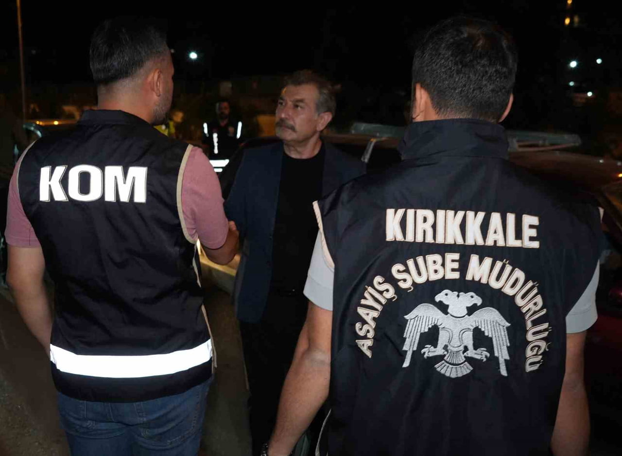 KIRIKKALE İL EMNİYET MÜDÜRÜ MUSTAFA IŞIK (ORTADAKİ) UYGULAMA NOKTALARINI ZİYARET EDEREK EKİPLERDEN...