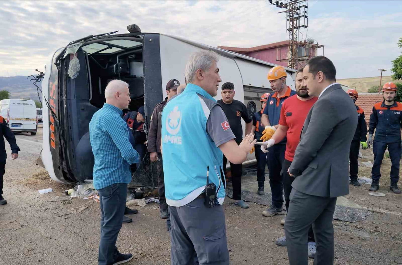 KIRIKKALE’NİN KARAKEÇİLİ İLÇESİNE MEYDANA GELEN OTOBÜS KAZASINDA 3’Ü AĞIR 41 KİŞİ YARALANDI....
