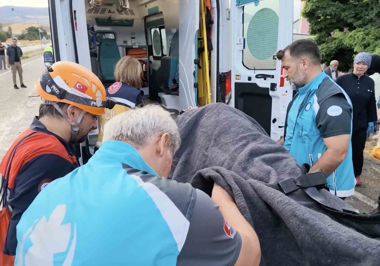 KIRIKKALE’NİN KARAKEÇİLİ İLÇESİNE MEYDANA GELEN OTOBÜS KAZASINDA 3’Ü AĞIR 41 KİŞİ YARALANDI....