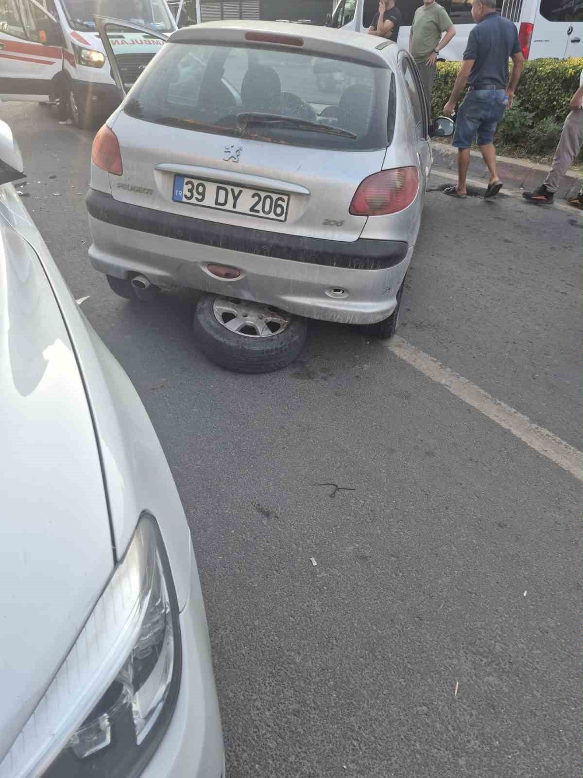 KIRKLARELİ'NİN LÜLEBURGAZ İLÇESİNDE İKİ OTOMOBİLİN ÇARPIŞMASI SONUCU MEYDANA GELEN TRAFİK...