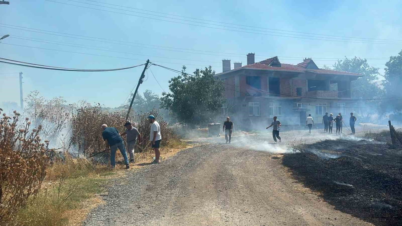 KIRKLARELİ'NİN LÜLEBURGAZ İLÇESİNE BAĞLI KIRIKKÖY'DE OTLUK ALANDA ÇIKAN VE KISA SÜREDE ANIZLIK...