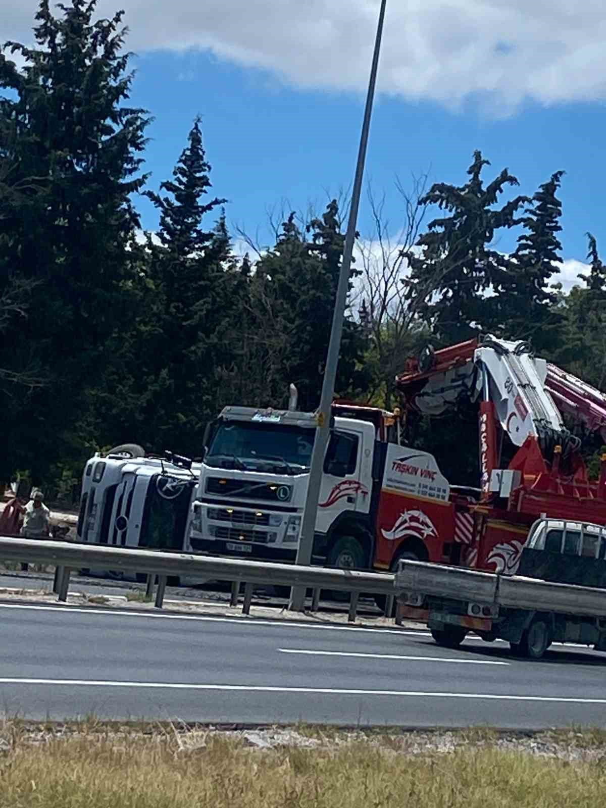 KIRKLARELİ’NİN LÜLEBURGAZ İLÇESİNDE KONTROLDEN ÇIKAN TIRIN BARİYERLERE ÇARPARAK DEVRİLMESİ SONUCU...