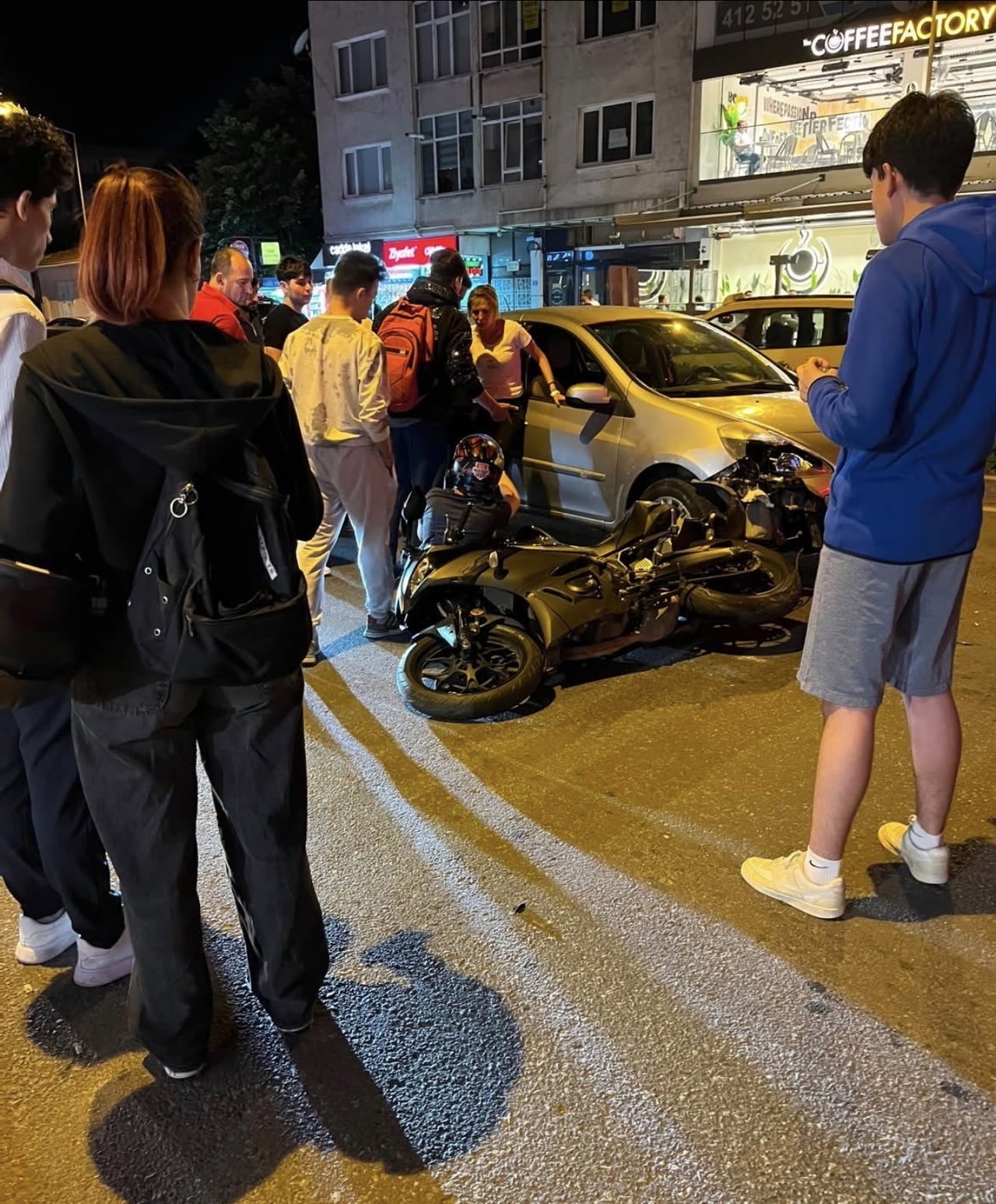 KIRKLARELİ’NİN LÜLEBURGAZ İLÇESİNDE OTOMOBİL İLE MOTOSİKLETİN ÇARPIŞTIĞI TRAFİK KAZASINDA ŞANS...