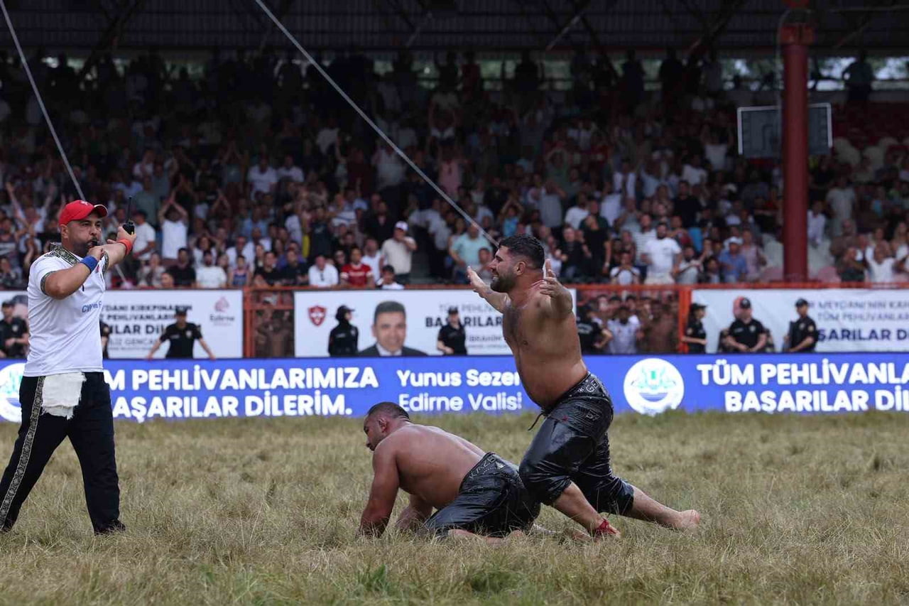 KIRKPINAR BAŞPEHLİVANLIK KÜRSÜSÜNDE ANTALYA BÜYÜKŞEHİR BELEDİYESİ’NİN İKİ SPORCUSU ERKAN TAŞ VE...