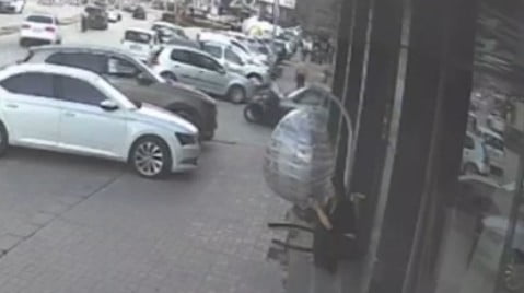 KIRŞEHİR'DE BİSİKLETİYLE KALDIRIM ÜZERİNDE İLERLEYEN ÇOCUK, ARA SOKAKTAN ÇIKAN OTOMOBİLE ÇARPTI....