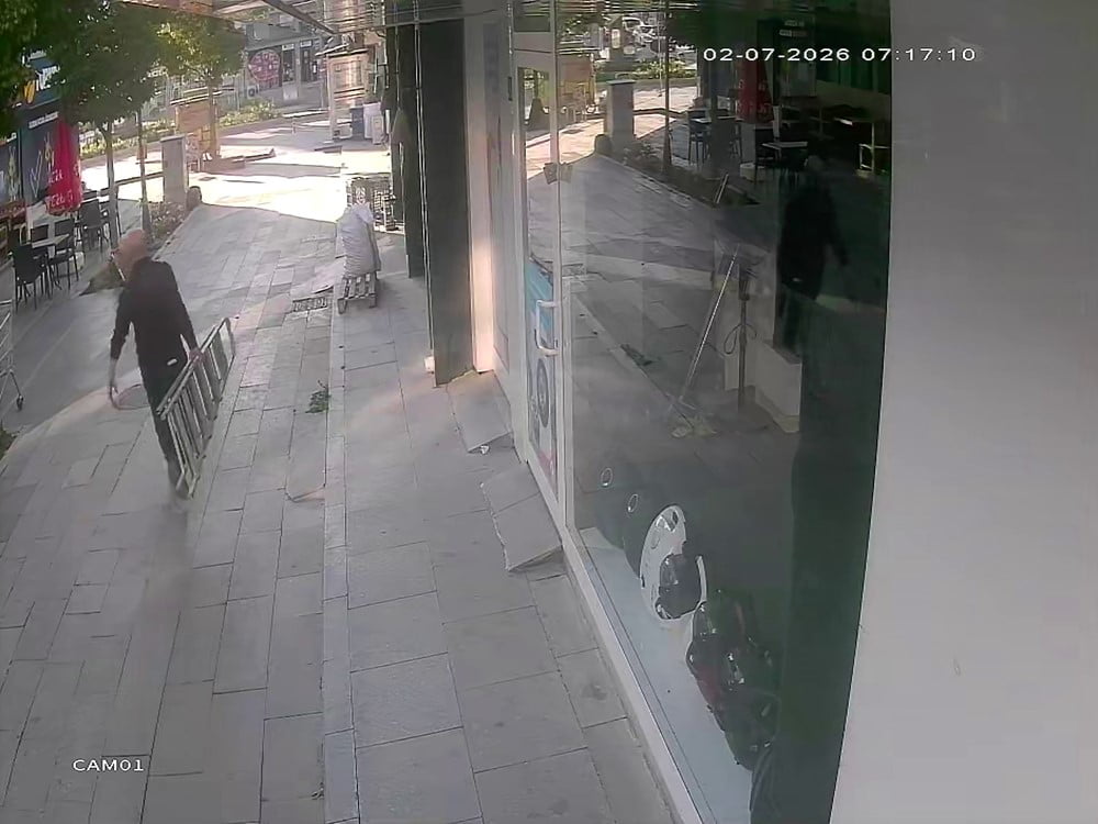 KIRŞEHİR'DE İŞ YERİNİN ANAHTARINI UNUTTUĞU İÇİN YAN DÜKKANDAN İŞ YERİNE GEÇMEYE ÇALIŞAN İŞÇİ...