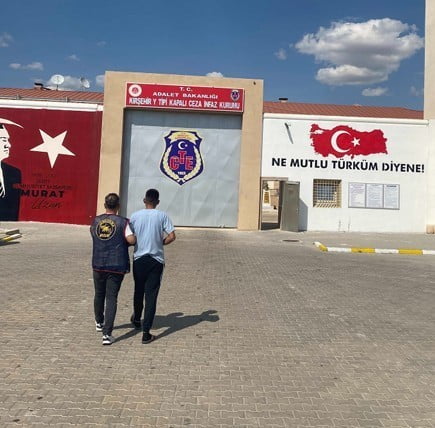 KIRŞEHİR'DE JANDARMA ARANAN ŞAHISLAR ÇALIŞMASINDA HAKKINDA KESİNLEŞMİŞ 14 YIL 6 AY ARAMASI BULUNAN...
