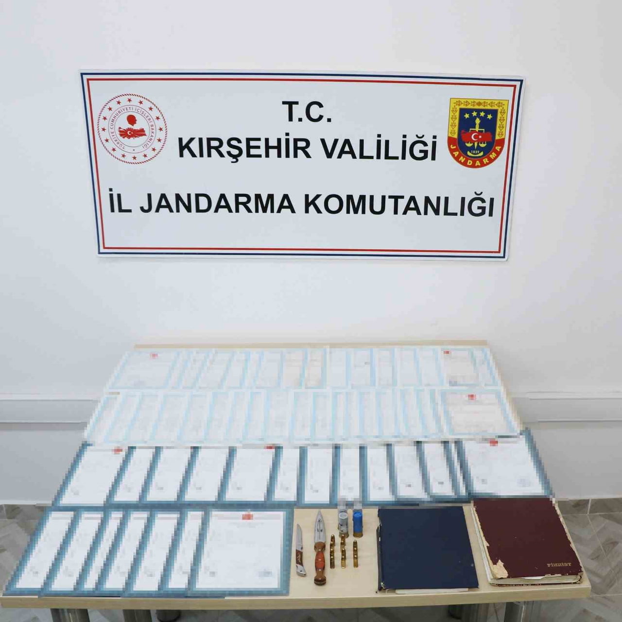 KIRŞEHİR'DE JANDARMA EKİPLERİNCE DÜZENLENEN TEFECİLİK OPERASYONUNDA GÖZALTINA ALINAN 4 ŞÜPHELİ...
