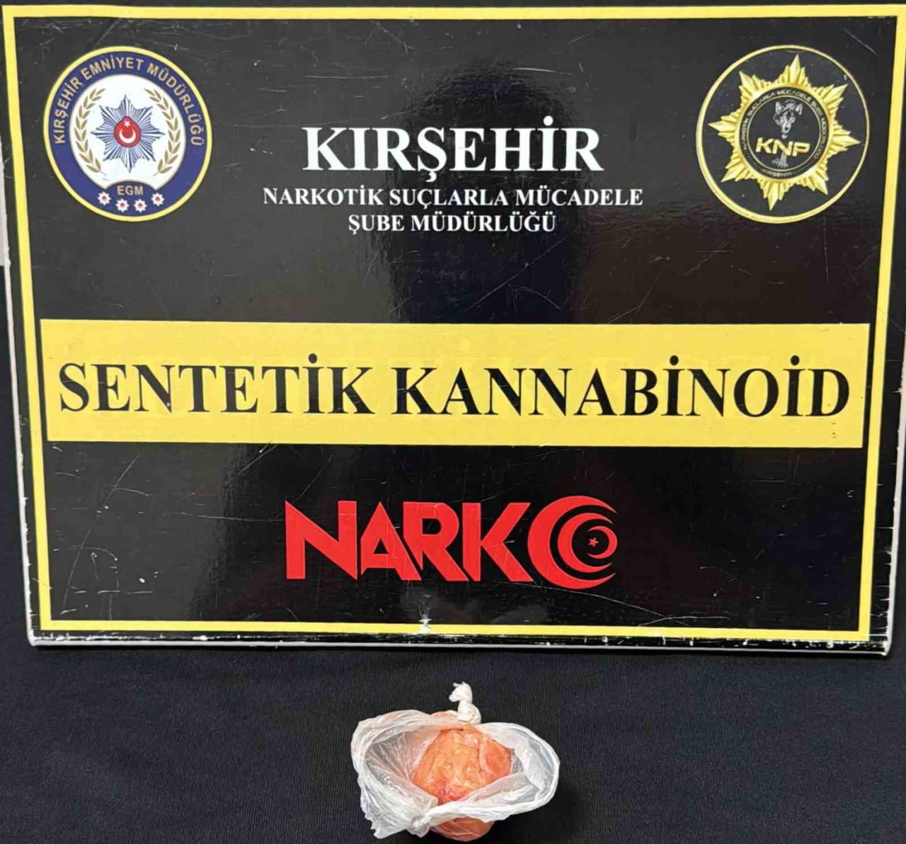 KIRŞEHİR'DE POLİS,  23,66 GRAM SENTETİK KANNABİNOİD HAMMADDESİ ELE GEÇİRİLDİ. GÖZALTINA ALINAN 3...