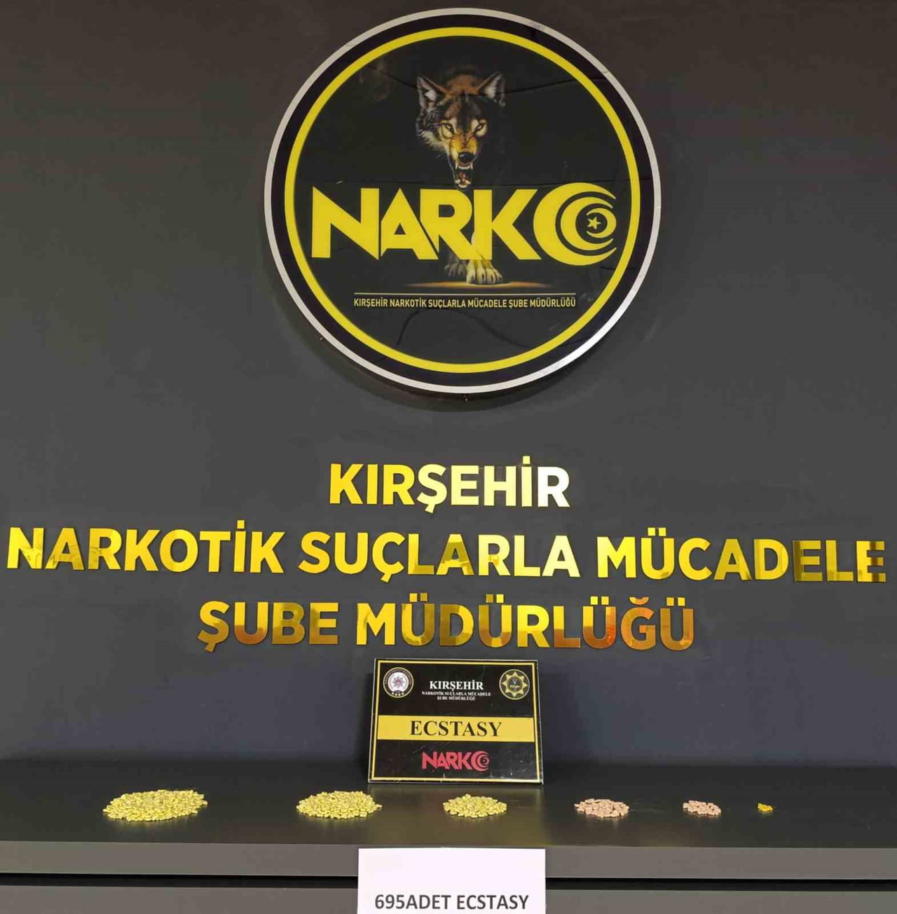 KIRŞEHİR'DE POLİS EKİPLERİNCE DURDURULAN ARAÇTA UYUŞTURUCU HAP ELE GEÇİRİLDİ.