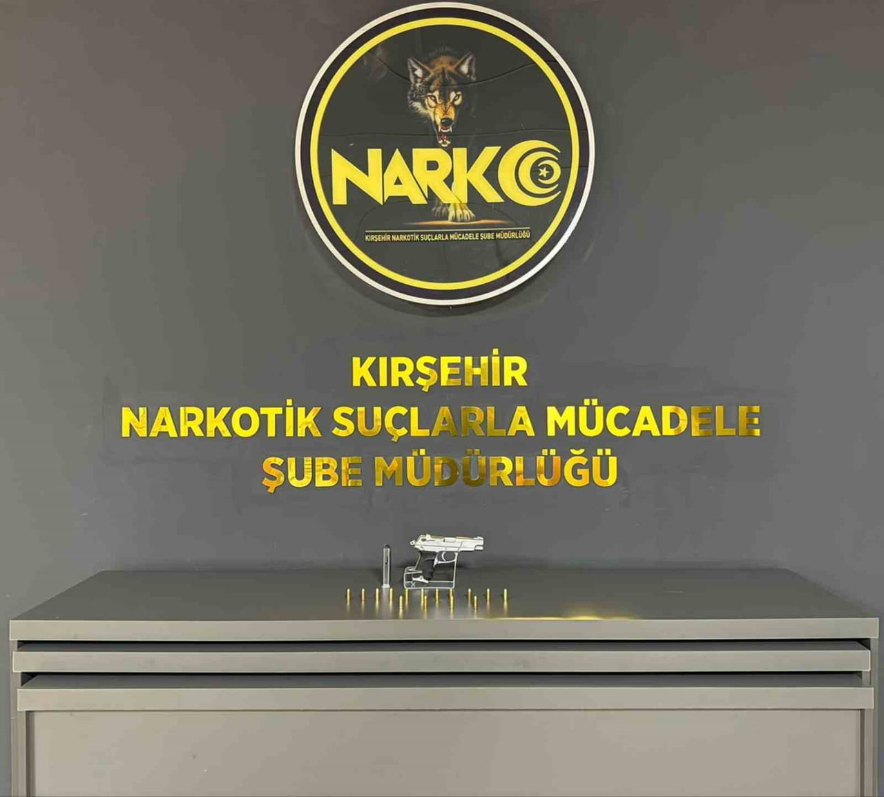 KIRŞEHİR'DE POLİS UYGULAMADA, BİR OTOMOBİLDE  RUHSATSIZ TABANCA, ŞARJÖR VE FİŞEK ELE...