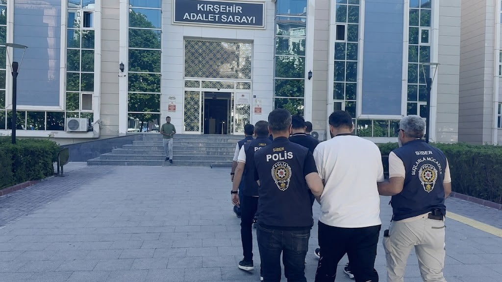 KIRŞEHİR'DE YASA DIŞI BAHİS SUÇUNA YÖNELİK YÜRÜTÜLEN SORUŞTURMA KAPSAMINDA 3 İLDE DÜZENLENEN EŞ...