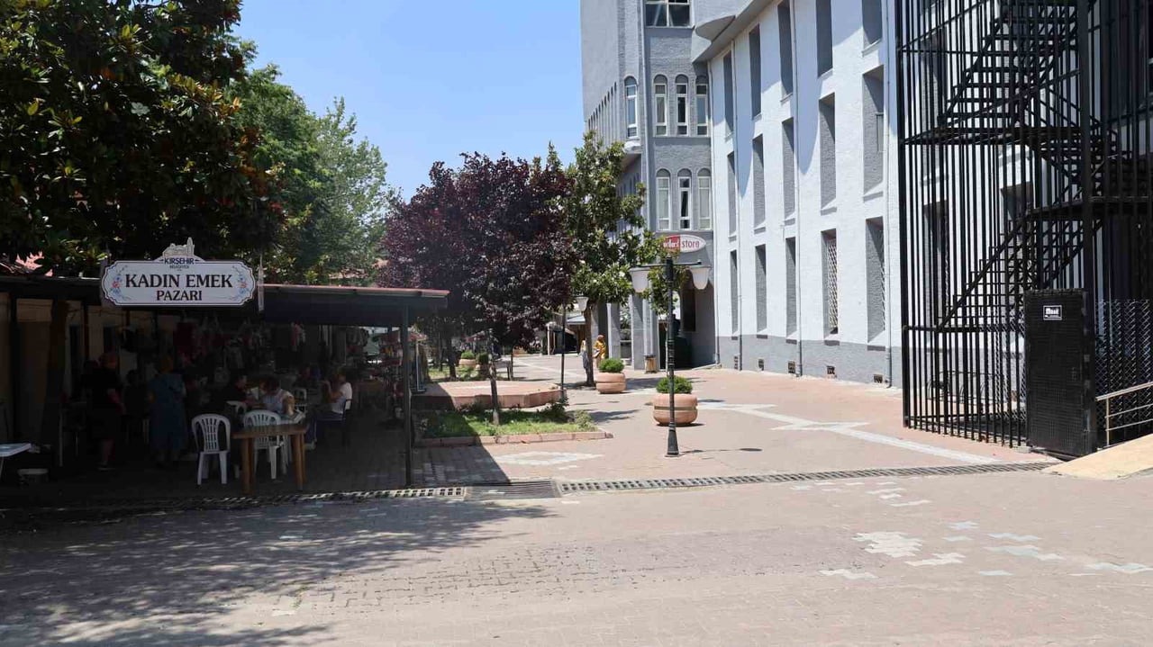 KIRŞEHİR'DE YAZ AYLARINDA ARTAN GURBETÇİ HAREKETLİLİĞİ ÖNCESİNDE TARİHİ ÇARŞILARDA HAZIRLIKLAR HIZ...