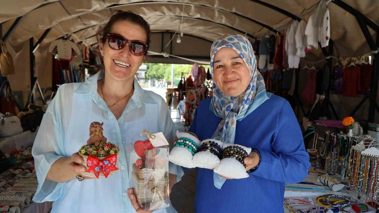 KIRŞEHİR'DE YIL BOYUNCA EVLERİNDE ÖRGÜ ÖREN, BONCUK İŞLEYEN VE SABUN BAZLI DEKORATİF SÜS EŞYALARI...