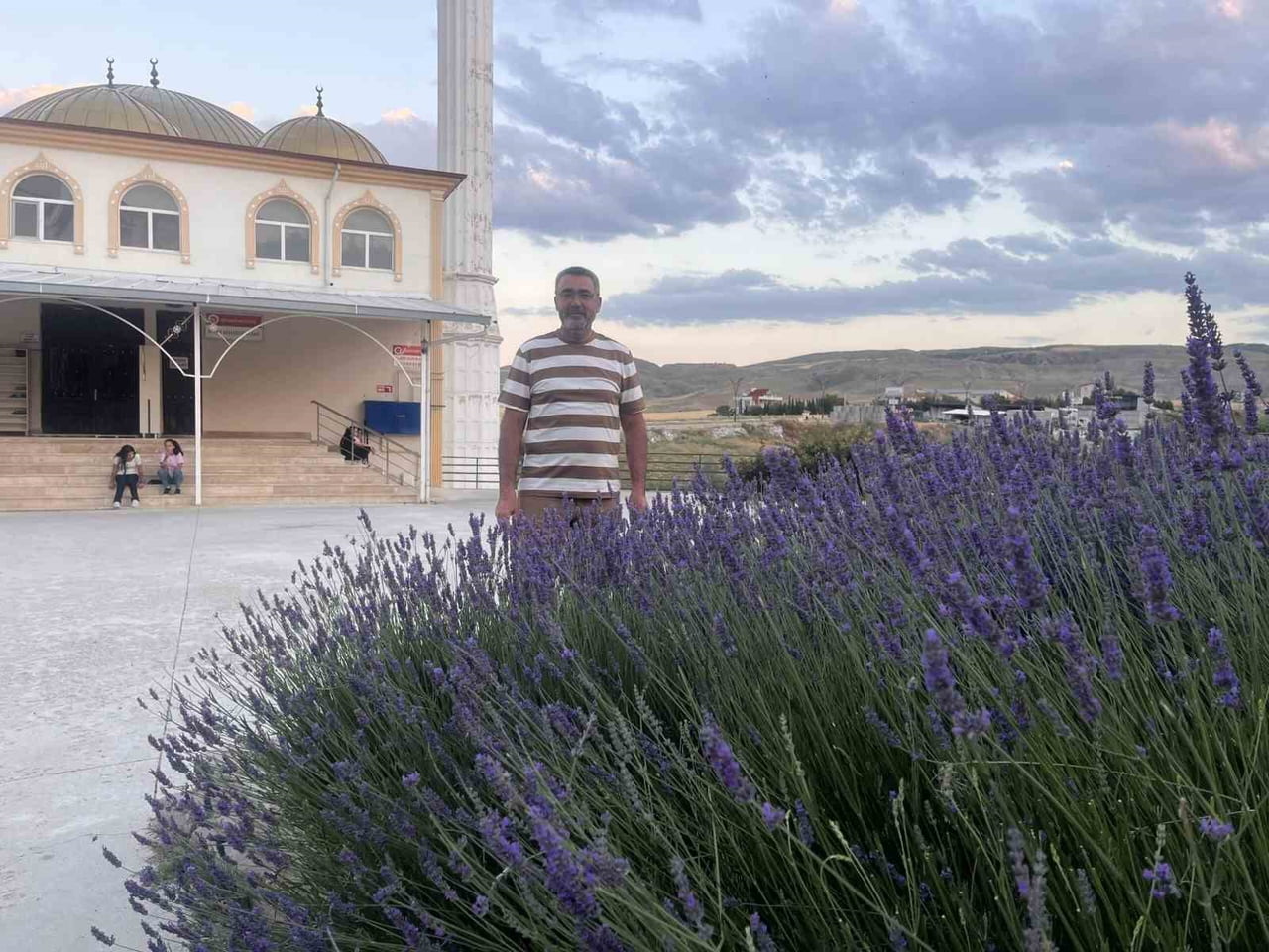 KIRŞEHİR'İN ÇİÇEKDAĞI İLÇESİNDE BULUNAN MAHSENLİ ALİ EFENDİ CAMİİ'NİN BAHÇESİ, İMAM HATİBİN 5 YIL...