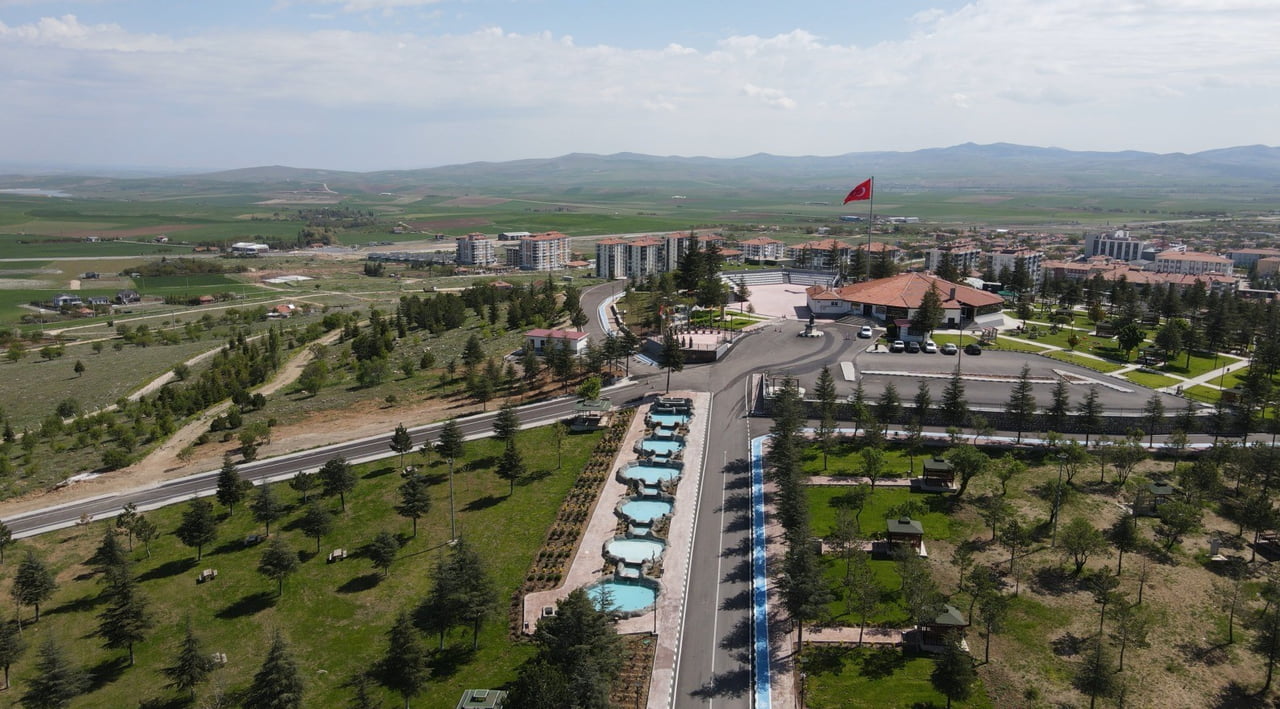 KIRŞEHİR'İN KAMAN İLÇESİNDE YAPIMI TAMAMLANAN DADALOĞLU MİLLET BAHÇESİ VATANDAŞLARIN UĞRAK YERİ...