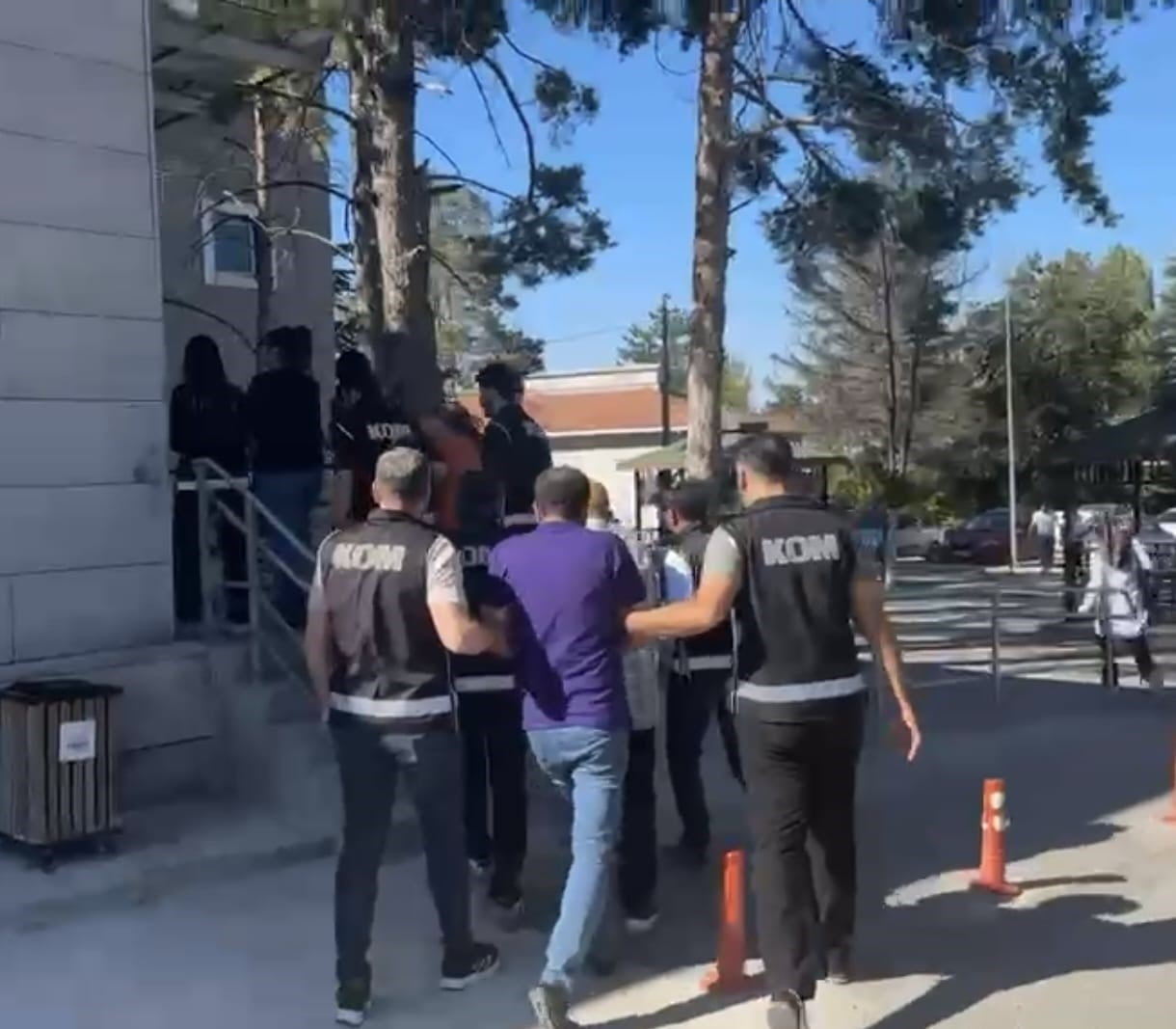 KIRŞEHİR MERKEZLİ 3 İLDE DÜZENLENEN EŞ ZAMANLI OPERASYONDA, DEVLET MEMURU YAPMA VAADİYLE...