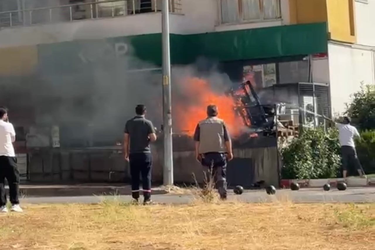 KISA SÜREDE BÜYÜYEN YANGIN NEDENİYLE YOĞUN DUMAN ÇEVREYİ KAPLARKEN, VATANDAŞLAR DURUMU 112 ACİL...