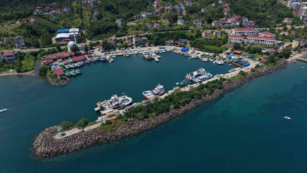 KIYIYA ÇEKİLEN BALIKÇI TEKNELERİ
