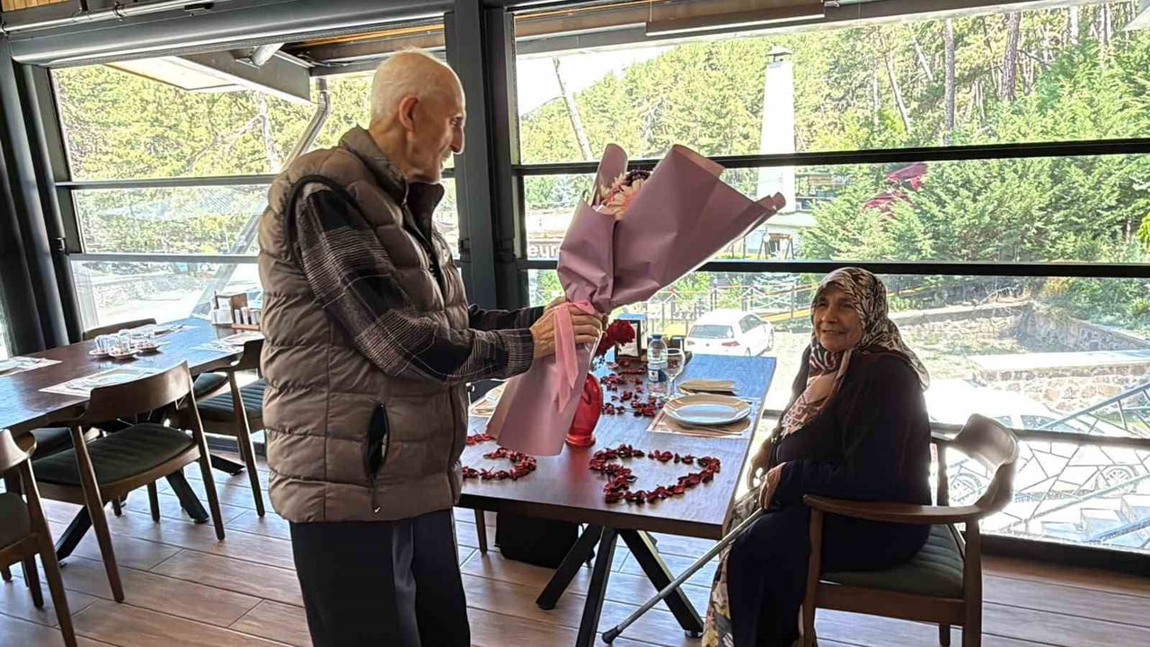 KIZILCAHAMAM İLÇESİNDE YAŞAYAN NURİ AKBULUT, 57 YILDIR HAYATINI PAYLAŞTIĞI EŞİ RABİA AKBULUT'U...