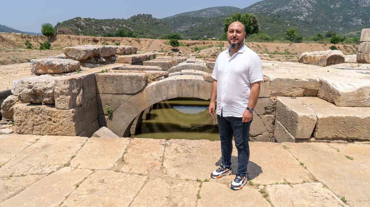 KLAROS ANTİK ALANI KAZISI’NA LİDERLİK EDEN DOÇ. DR. ONUR ZUNAL