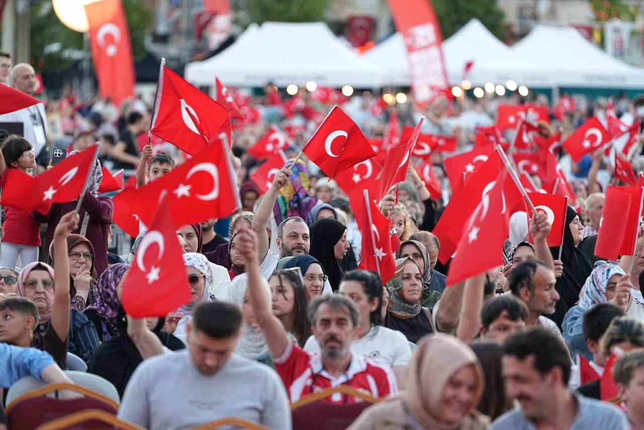 KOCAELİ'DE 15 TEMMUZ DEMOKRASİ VE MİLLİ BİRLİK GÜNÜ ETKİNLİKLERİNİN ADRESİ BU YIL DA ON BİNLERCE...