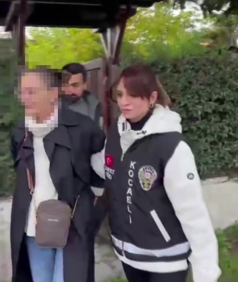 KOCAELİ'DE 19 YIL ÖNCE ÇÖP KONTEYNERİNDE GÖBEK BAĞI BOĞAZINA DOLANMIŞ HALDE ÖLÜ BULUNAN BEBEĞİN...