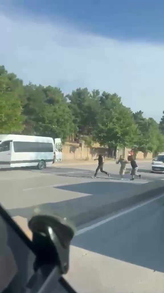 KOCAELİ'DE 4 KİŞİLİK GRUP, BİR KİŞİYİ CADDE ORTASINDA KOVALAYARAK DEMİR SOPALARLA DARP ETTİ....