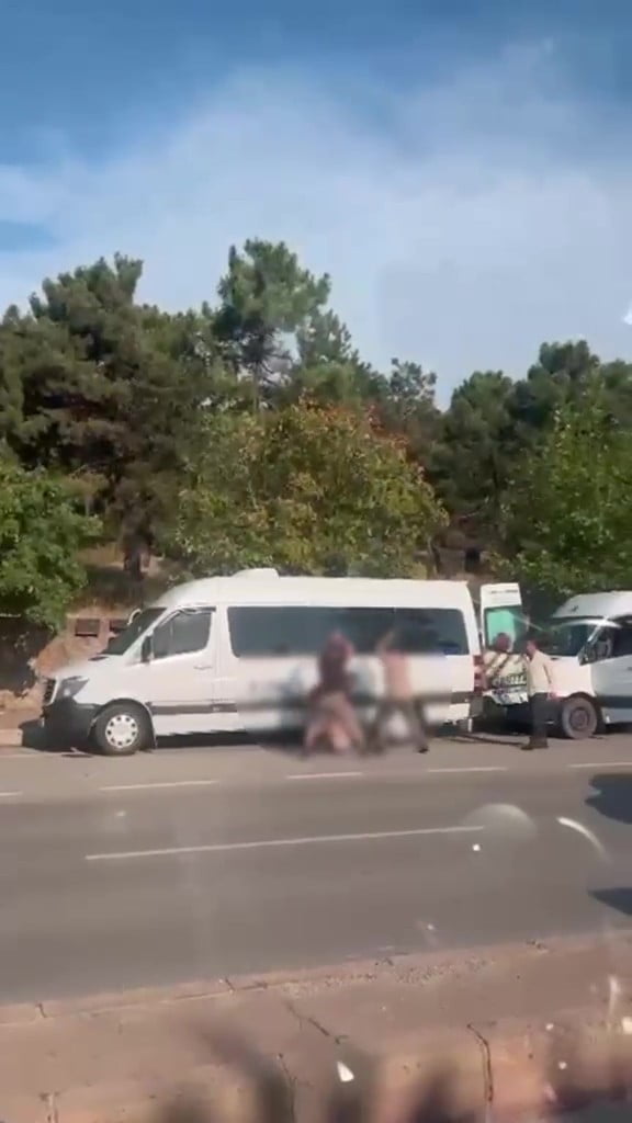 KOCAELİ'DE 4 KİŞİLİK GRUP, BİR KİŞİYİ CADDE ORTASINDA KOVALAYARAK DEMİR SOPALARLA DARP ETTİ....