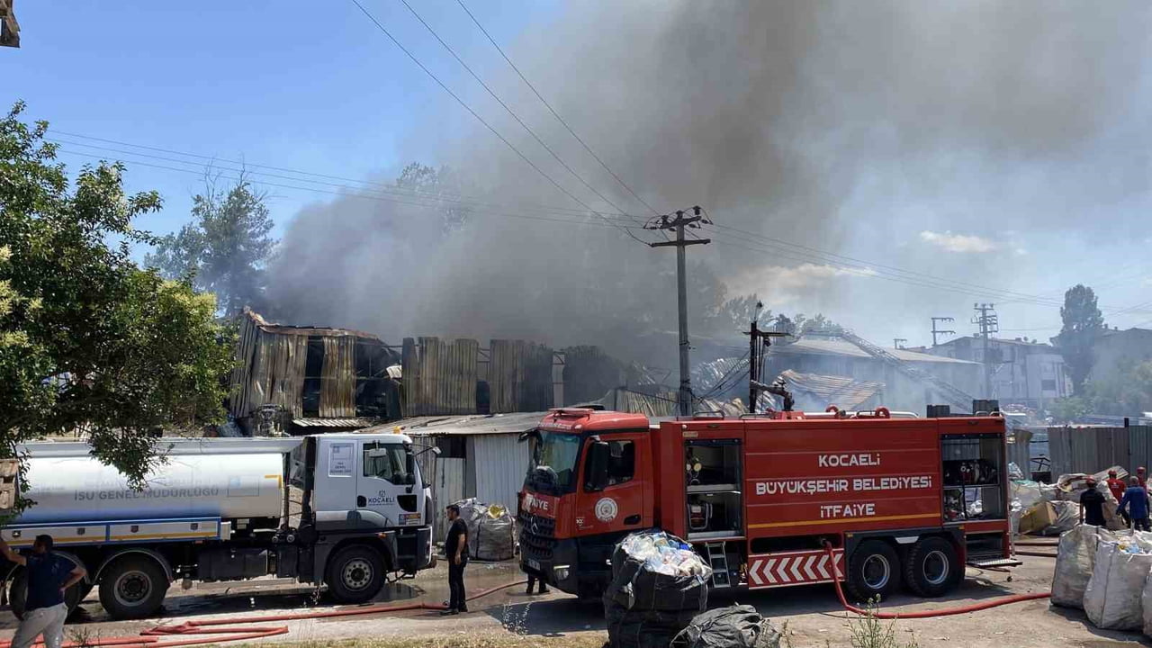 KOCAELİ'DE BOYA FABRİKASINDA ÇIKAN VE YÜKSELEN DUMANLARIN ÇEVRE İLÇELERDEN DE GÖRÜLDÜĞÜ YANGIN...