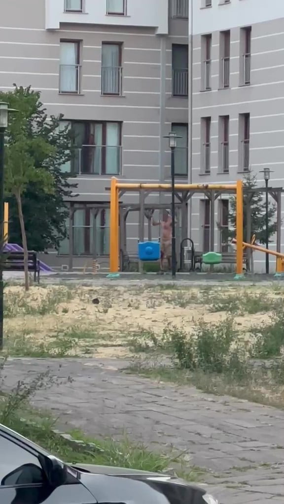 KOCAELİ'DE ÇOCUK PARKINDA ELİNDE BIÇAK OLAN ŞAHIS CİNNET GEÇİRDİ. POLİSLERİN UZUNCA SÜRE DİL...