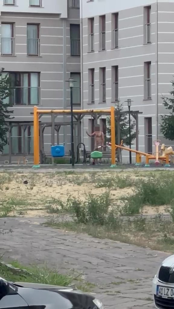 KOCAELİ'DE ÇOCUK PARKINDA ELİNDE BIÇAK OLAN ŞAHIS CİNNET GEÇİRDİ. POLİSLERİN UZUNCA SÜRE DİL...